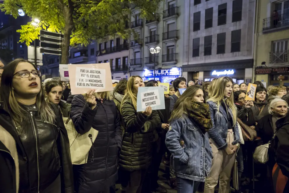 Unas 350 personas se concentraron en Zaragoza al grito de "la manada' somos nosotras"