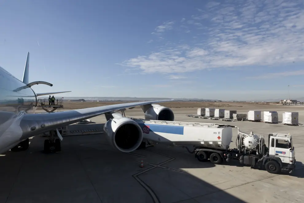 Un camión de suministro de queroseno, de CLH, carga 100.000 litros en el depósito del Boeing Jumbo 747-800 de Korean Air.