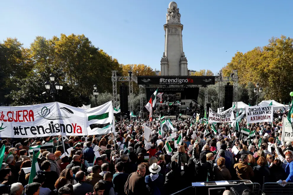 Miles de extremeños abarrotan el centro de Madrid para exigir un tren digno.