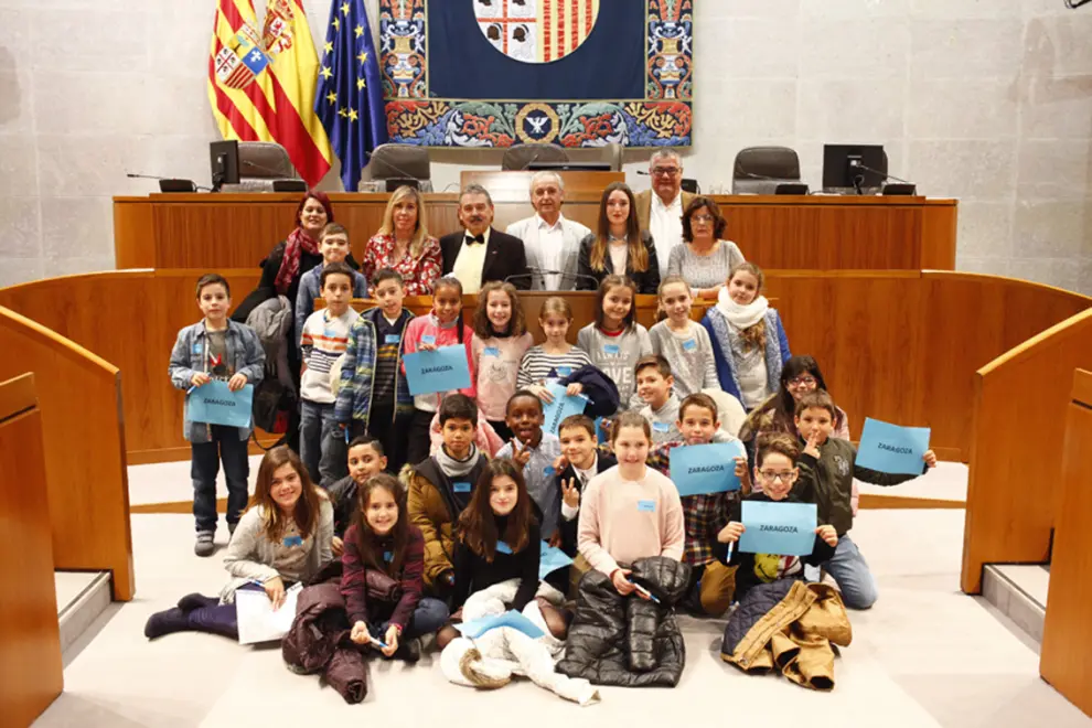 70 escolares aragoneses han llevado este lunes sus propuestas al hemiciclo y han votado por su favorita, en el marco de la campaña 'Diputados por un día', con motivo del Día Universal del Niño.