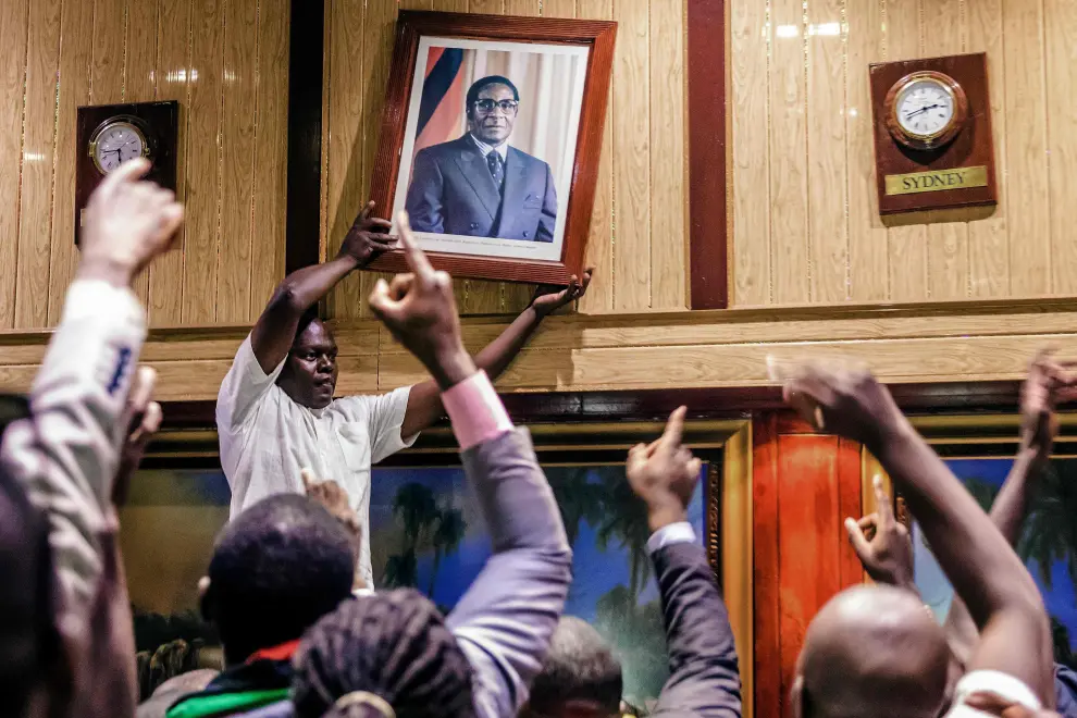Dimisión de Mugabe tras 37 años de presidencia