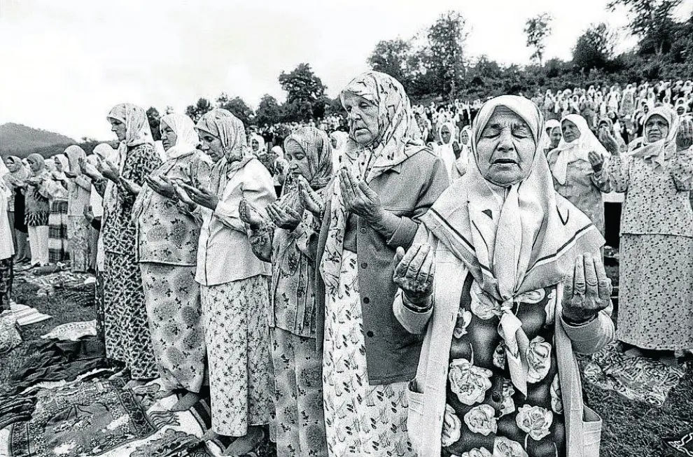 Rezo colectivo. Centenares de mujeres, familiares de las víctimas, rezan en el funeral masivo que cada 11 de julio se celebra en el Memorial Center de Potocari.