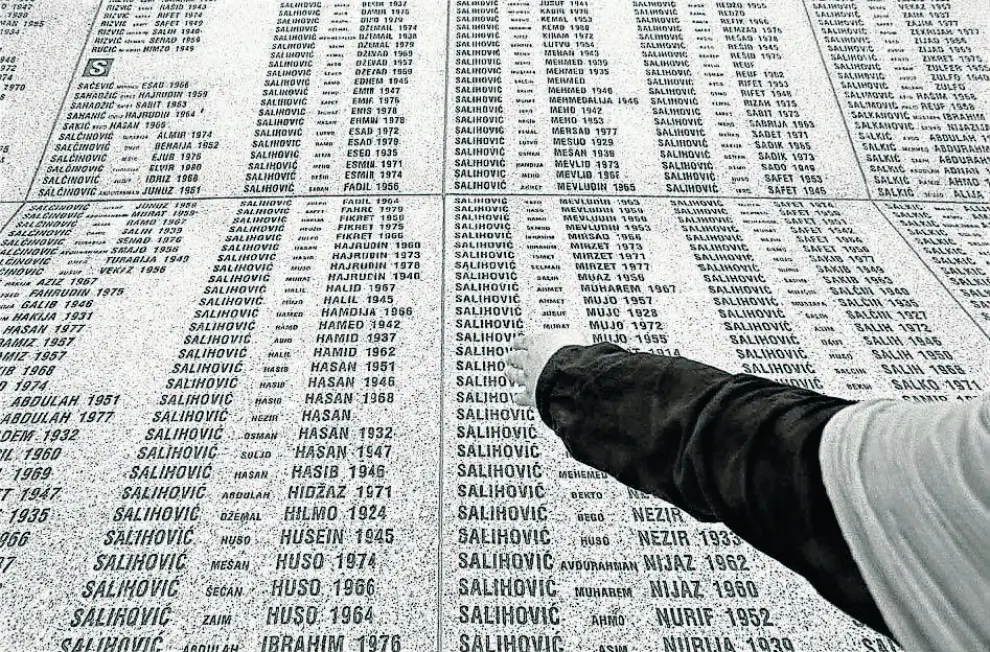 El mural de las víctimas. Una persona señala un mural en el Memorial Center de Potocari con los nombres de los miles de asesinados en Srebrenica.
