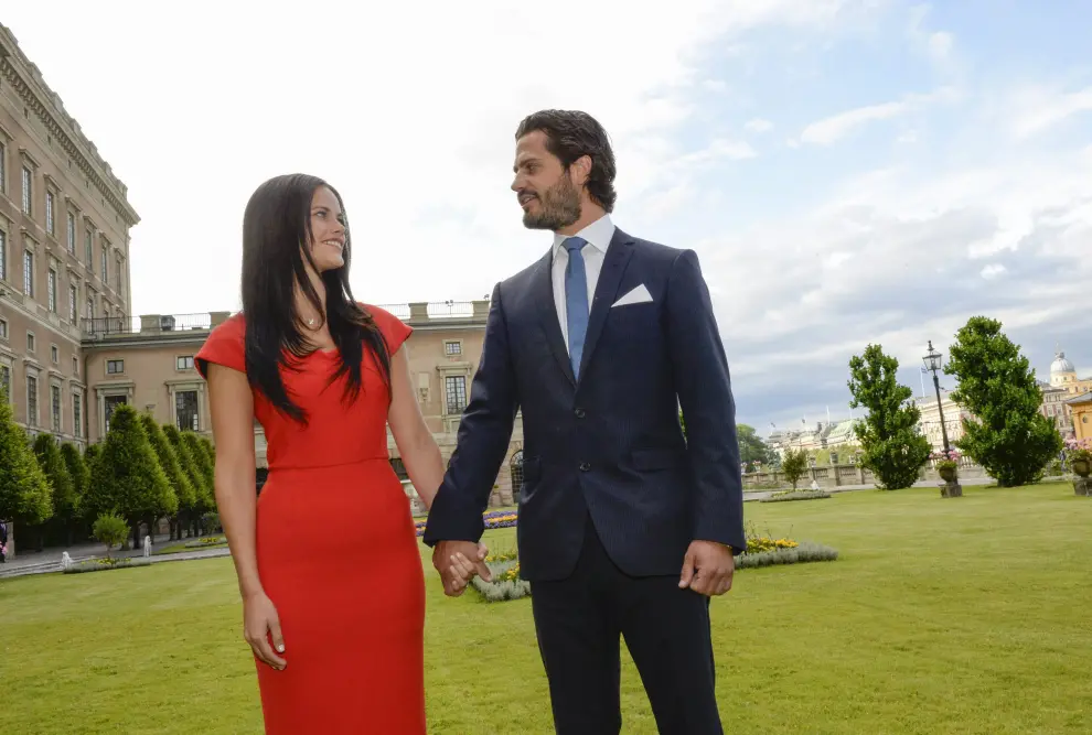 El hijo pequeño de los reyes de Suecia, Carlos Felipe, anunció en junio de 2014 su boda con Sofia Hellqvist, una joven a la que conoció cuando trabajaba como camarera.