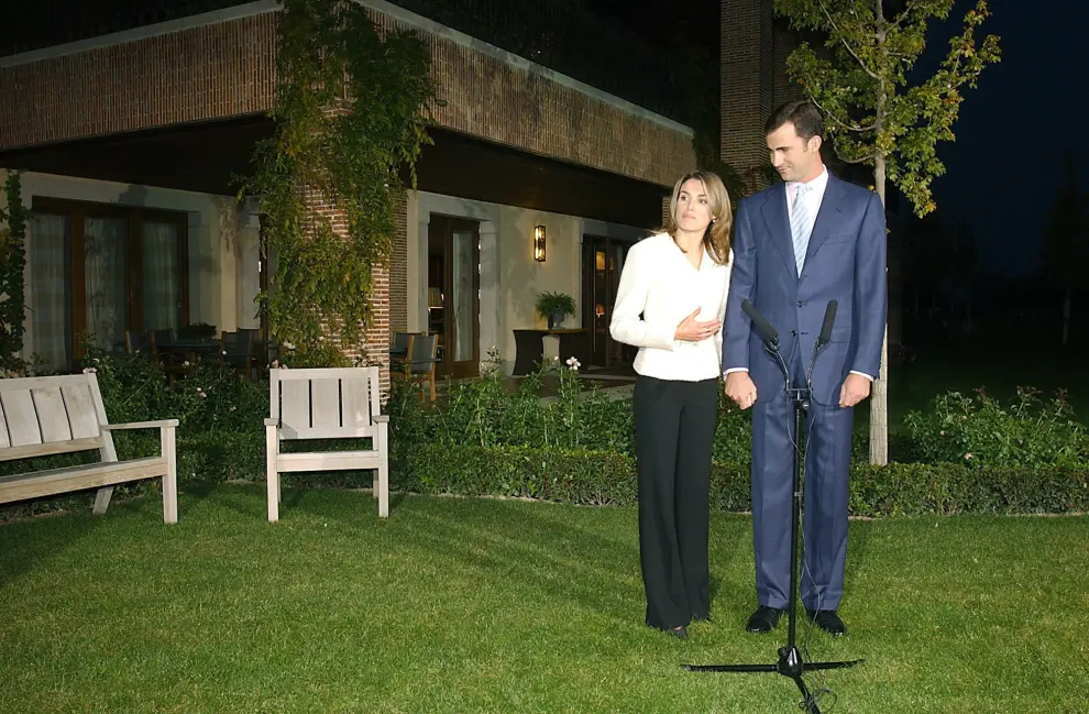La Casa Real española anunció el 1 de noviembre de 2003 el compromiso del príncipe Felipe con la periodista Letizia Ortiz.