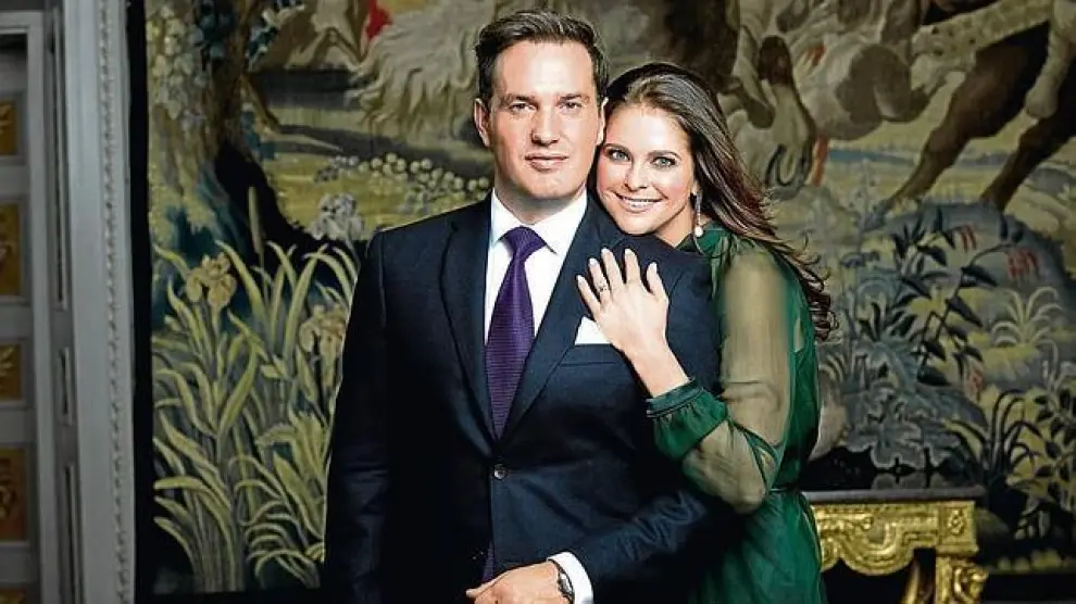 En octubre de 2012 llegó el turno a la princesa Magdalena de Suecia, que hizo oficial su compromiso con el empresario estadounidense Chris O'Neill. Tres años antes, la princesa se había comprometido con Jonas Bergström, pero la pareja terminó su relación antes de que se celebrara la boda.