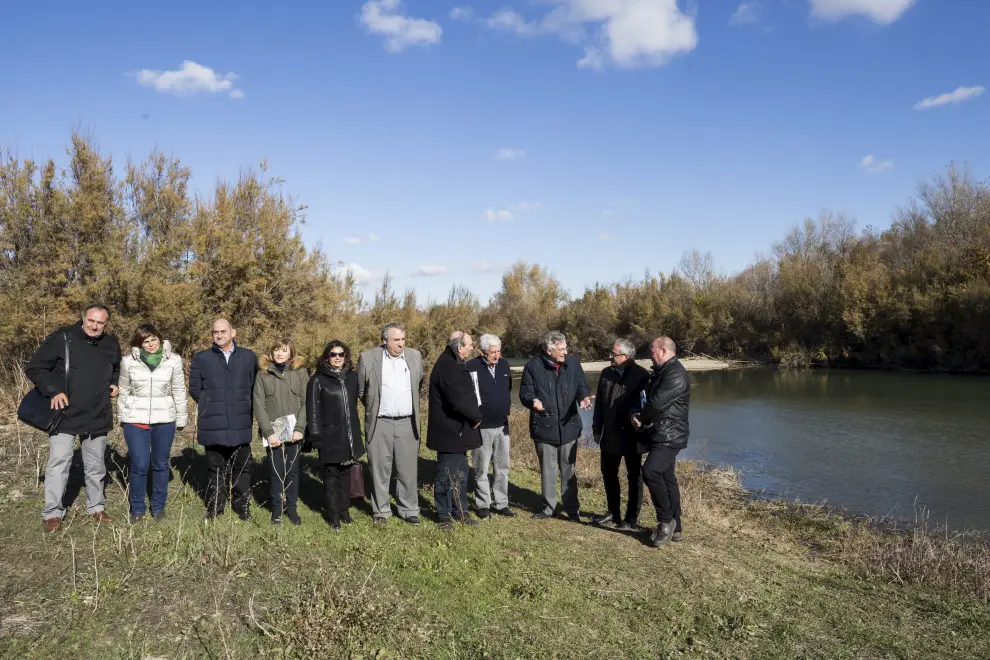 El consejero Olona se reúne en Novillas con alcaldes afectados por las riadas del Ebro