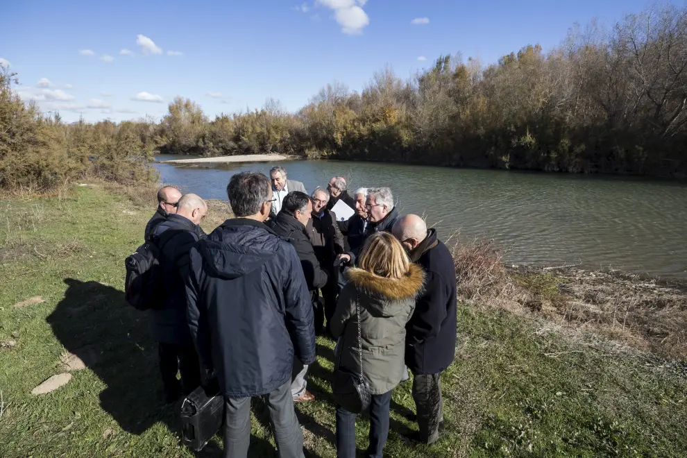 Visita en Novillas a la ribera del Ebro del consejero Olona y los alcaldes afectados por las riadas
