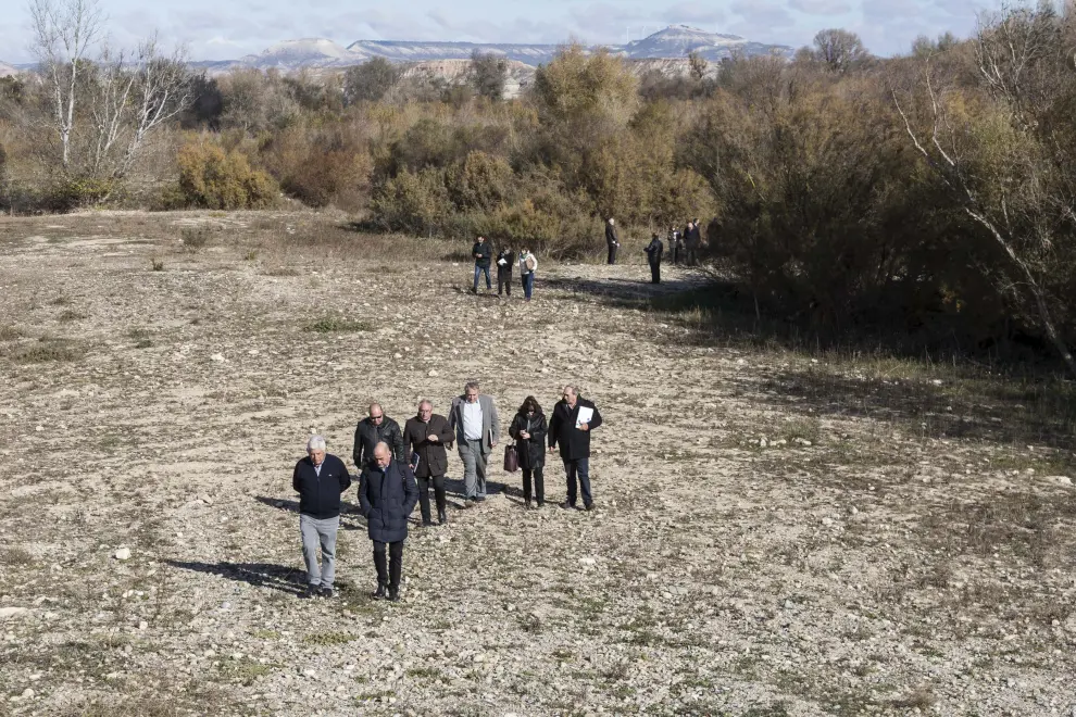 Visita en Novillas a la ribera del Ebro del consejero Olona y los alcaldes afectados por las riadas