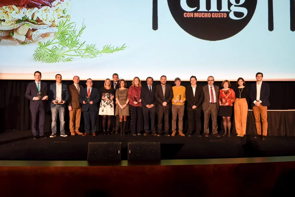 Los premiados en la gala de ayer, con los patrocinadores, colaboradores y responsables de HENNEO y de HERALDO DE ARAGÓN.