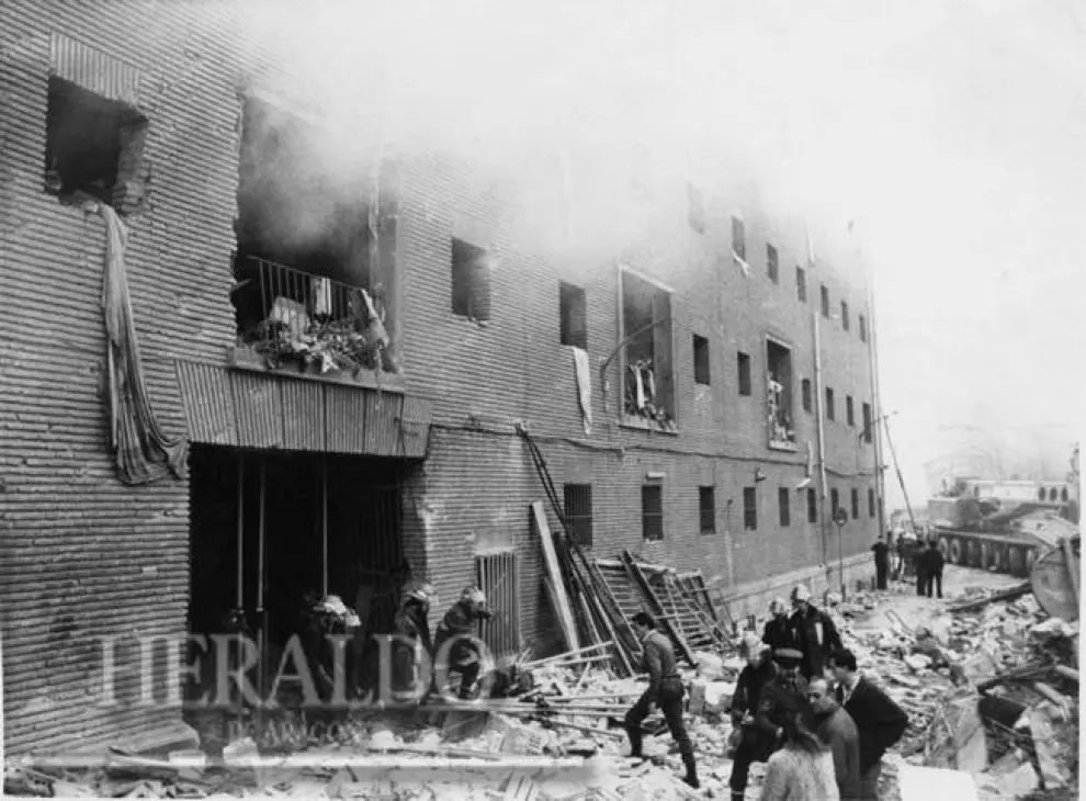 Bomberos y vecinos ante la fachada destruida tras el atentado de ETA contra la Casa Cuartel en la avenida Cataluña de Zaragoza el 11 de diciembre de 1987