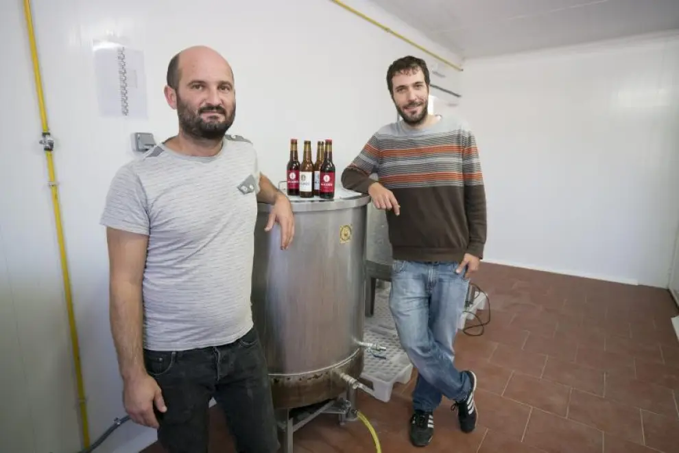 Raúl Hernández y Eduardo Martín, en su fábrica de cerveza artesana.