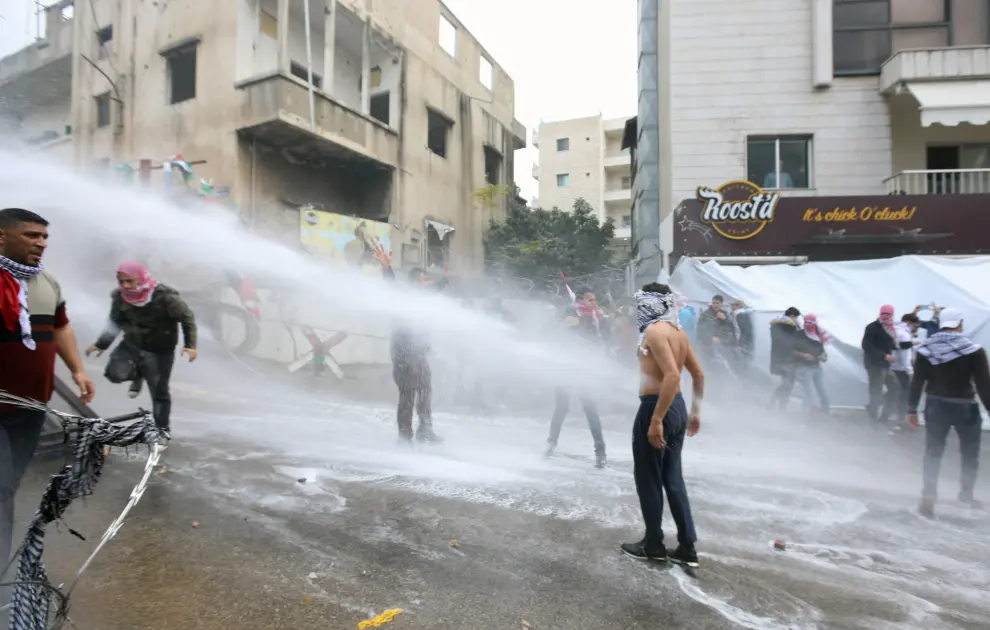 La Policía lanza gases contra manifestantes frente a la embajada de EE. UU. en