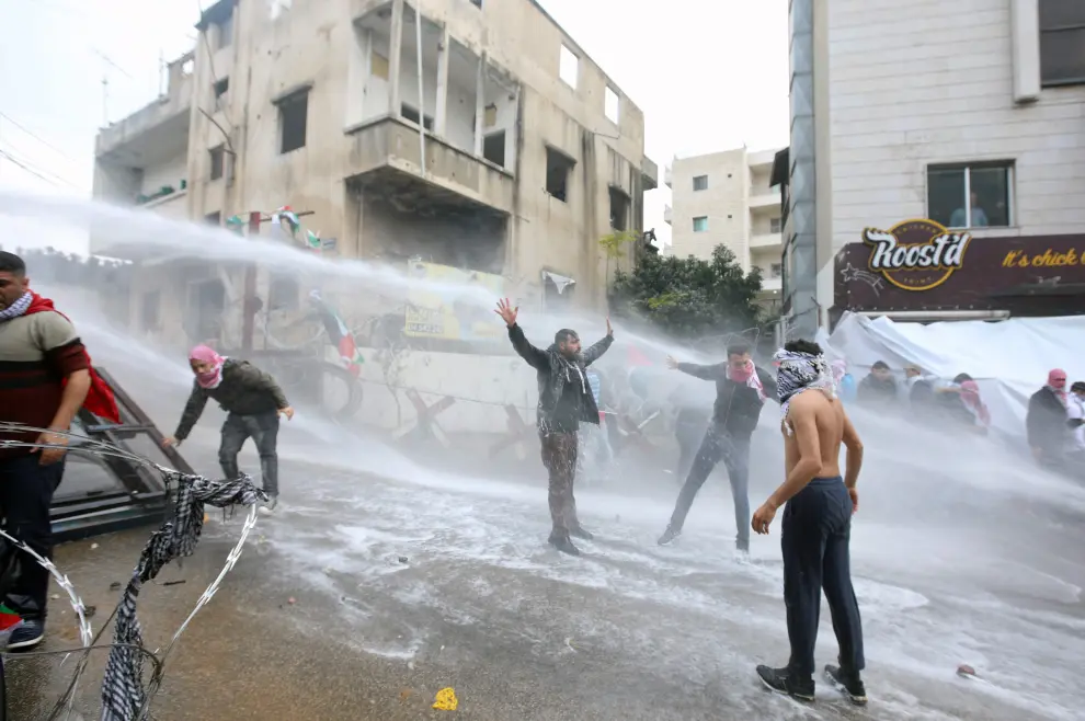 La Policía lanza gases contra manifestantes frente a la embajada de EE. UU. en