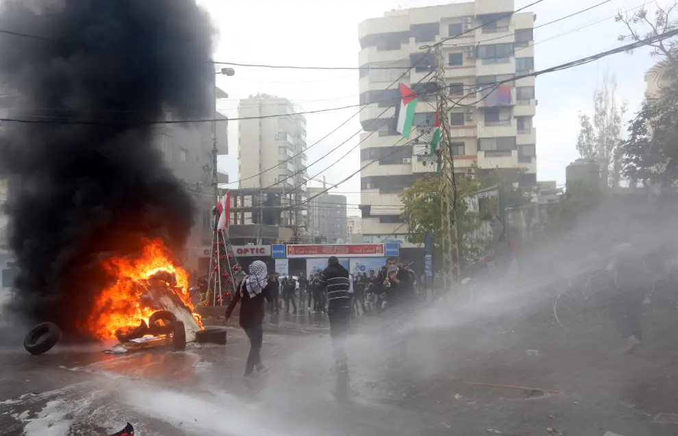 La Policía lanza gases contra manifestantes frente a la embajada de EE. UU. en Beirut