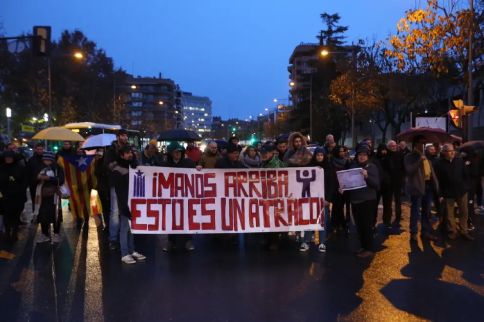Los manifestantes cortan la rambla de Aragón