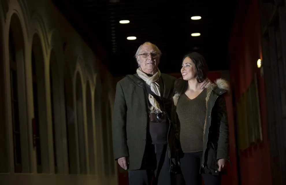 Carlos Saura y su hija Anna, en los pasillos del Paraninfo de la Universidad de Zaragoza, antes del acto público de ayer.