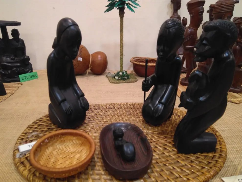 Artesanía del Chad. Los belenes en madera de ébano y de caoba son los que mejor representan a los países africanos. Las figuras suelen ser esbeltas y están bellamente talladas.