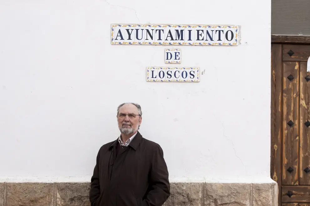 Pedro Elías frente al ayuntamiento de Loscos.