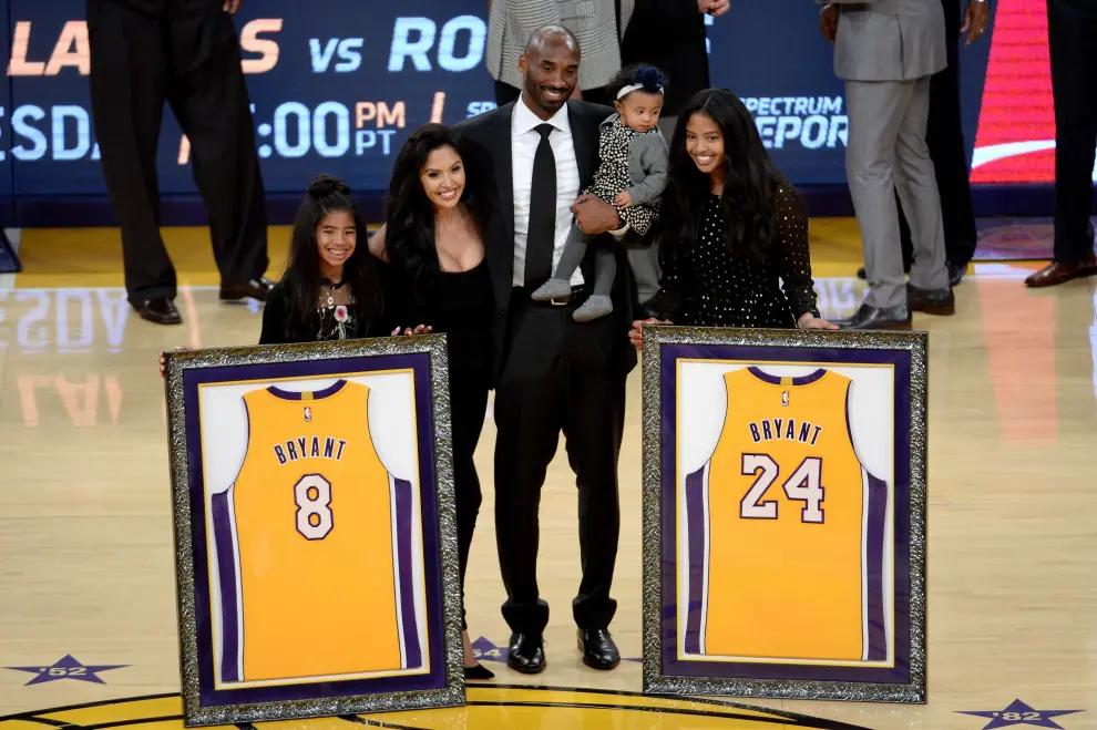 Kobe Bryant, con su familia en el emotivo homenaje de los Lakers.