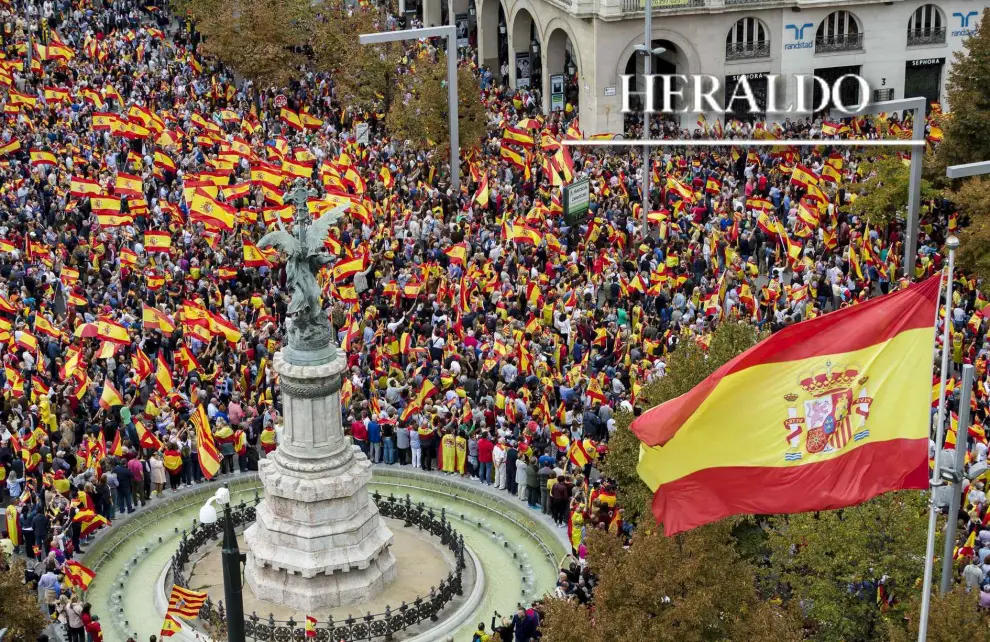 1-0. Miles de personas se manifestaron en Zaragoza en favor de la unidad de España y en contra del referéndum ilegal de Cataluña. La plaza de España se llenó de banderas españolas.