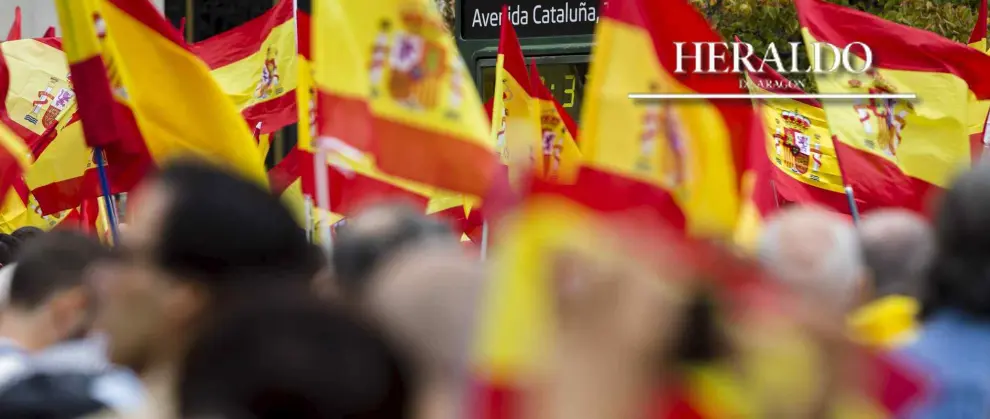 1-O. Curiosa fotografía de la manifestación en favor de la unidad de España y en contra del referéndum ilegal de Cataluña en Zaragoza.