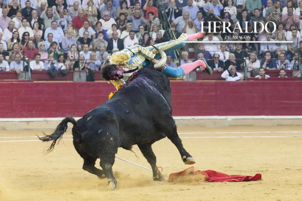 Un momento de la estremecedora cogida que sufrió Cayetano Rivera en la quinta corrida de la feria taurina de las fiestas del Pilar en la plaza de la Misericordia de Zaragoza el 11 de octubre.