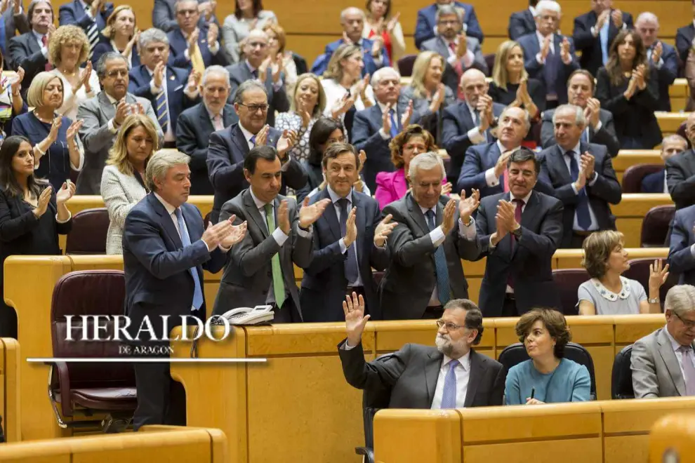 El 27 de octubre el Senado aprobó el artículo 155 de la Constitución. Mariano Rajoy cesó al Govern y convocó elecciones el 21-D cinco horas después de la declaración ilegal de independencia en Cataluña.