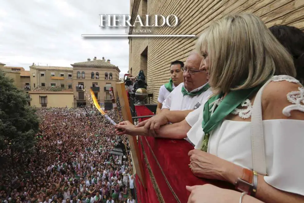 Chupinazo de las fiestas de San Lorenzo de Huesca en la plaza de la Catedral el 9 de agosto. En la imagen, Asunción Lanao, la trabajadora más veterana del hospital San Jorge, prende la mecha del cohete en el balcón municipal.