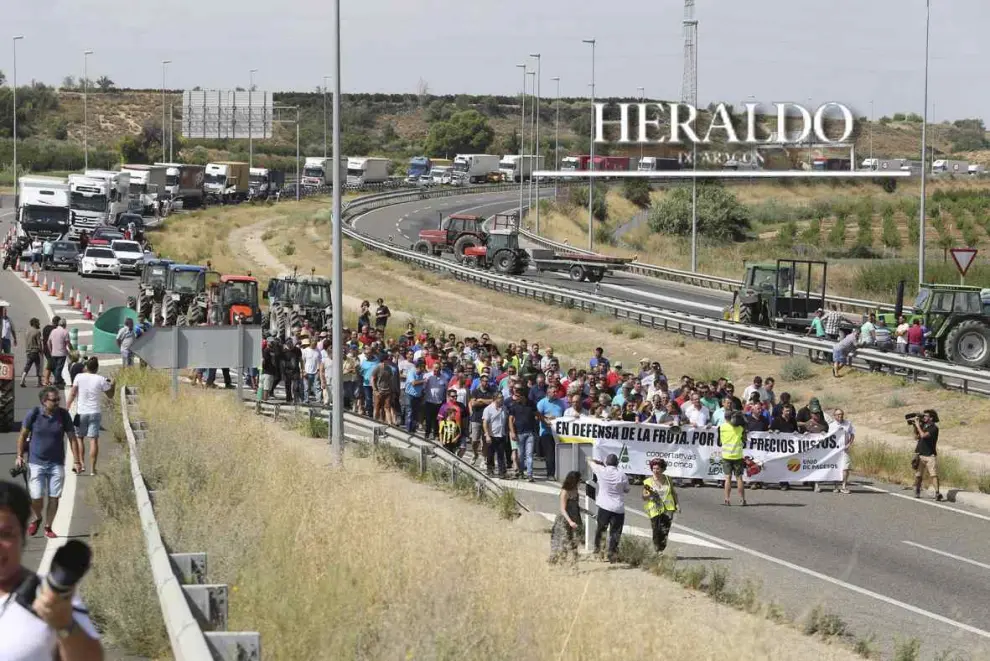 Fruticultores de Aragón y Cataluña bloquearon con sus tractores la A-2 el 25 de agosto para exigir «precios justos». Los manifestantes cortaron en tres ocasiones la A-2 en el límite entre Aragón y Cataluña.