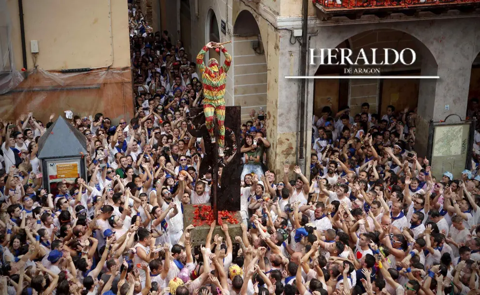 El Cipotegato se sube a su tradicional escultura el 27 de agosto en Tarazona tras cruzar una abarrotada plaza de España con lluvia de tomates incluida.