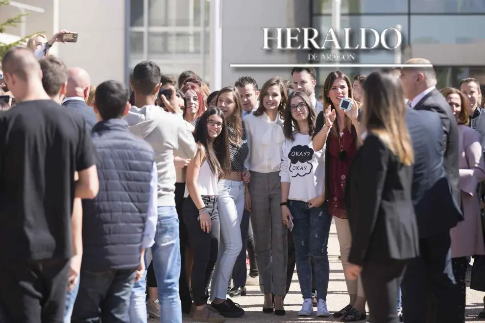 La Reina inauguró el 27 de septiembre el curso de Formación Profesional en el instituto Segundo de Chomón en Teruel, donde fue recibida por alumnos y profesores. Doña Letizia se fotografió con alumnos del instituto.
