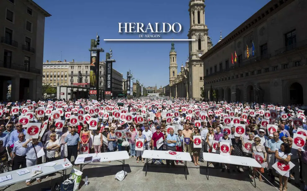 El año vivió muchas manifestaciones convocadas por la Plataforma Stop Sucesiones. En la imagen, uno de ellas -con más de un millar de personas- en la plaza del Pilar, el 11 de junio.