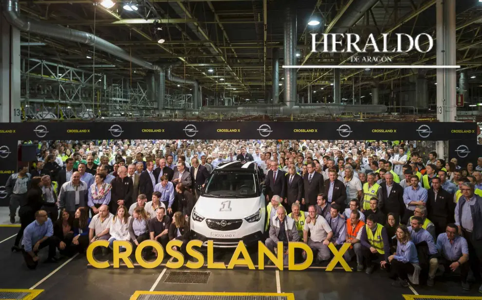 Opel celebró el 2 de mayo en la planta de Figueruelas el lanzamiento del Crossland X, primer coche que se produce en el marco de la alianza firmada por la filial europea de General Motors y el grupo francés PSA en 2012. En la imagen, directivos de Opel, encabezados por Karl-Thomas Neumann, y trabajadores de la planta de Figueruelas, en la cadena.