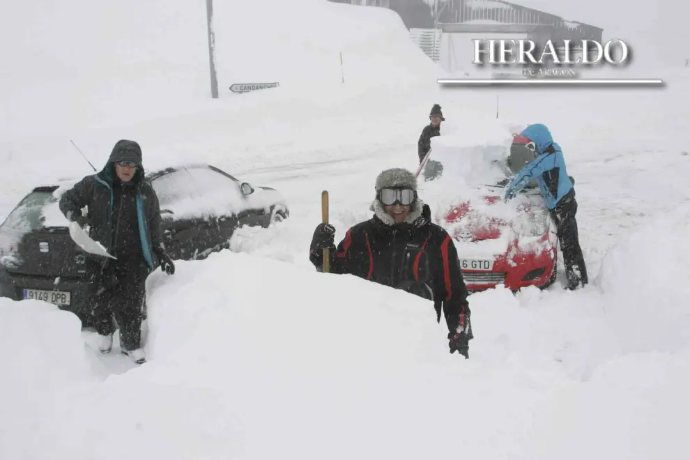 Las fuertes nevadas caídas en el Pirineo en enero bloquean las comunicaciones con Francia. En esta imagen del 16 de enero se observan los coches bajo la nieve en el puerto de Somport y al fondo, el paso fronterizo.