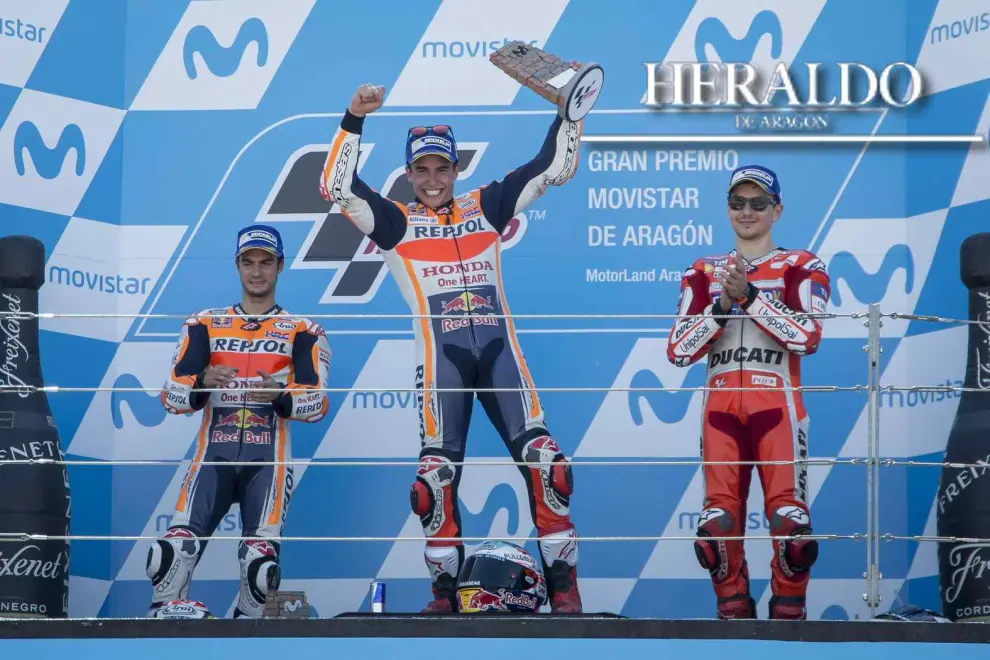 Más de 70.000 espectadores acudieron a finales de septiembre a Motorland (Alcañiz) para presenciar el Gran Premio de Aragón. En la imagen, Marc Márquez (Honda) alza el trofeo de ganador en la categoría de Moto GP. A la izquierda Dani Pedrosa (Honda) y a la derecha, Jorge Lorenzo (Ducati).