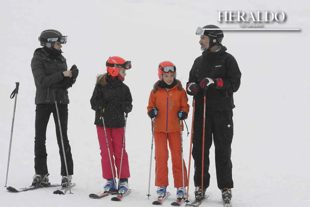 El 5 de febrero la familia real disfrutó en la estación de esquí de Astún. En la imagen, la reina Letizia, las infantas Leonor y Sofía y el rey Felipe VI preparados para la práctica de este deporte.