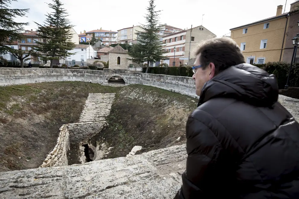 El alcalde de Cella, Joaquín Clemente, observa la fuente de cella, seca antes de Navidad