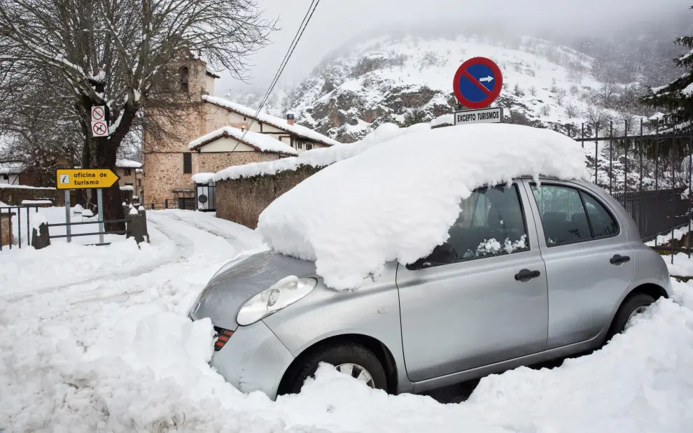 Miles de personas, atrapadas en las carreteras por el temporal de nieve en la operación retorno de Navidad.