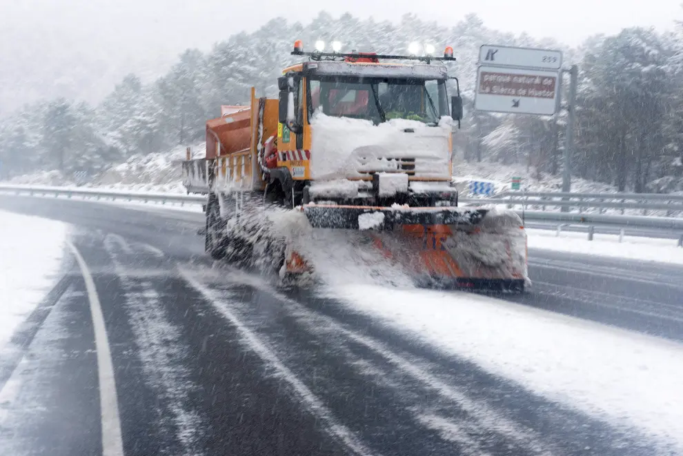 Miles de personas, atrapadas en las carreteras por el temporal de nieve en la operación retorno de Navidad