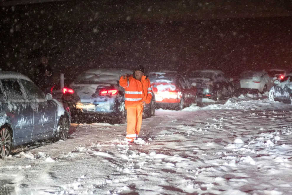 Miles de personas, atrapadas en las carreteras por el temporal de nieve en la operación retorno de Navidad