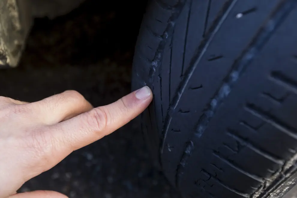 Los agentes controlan que el desgaste del neumático no supere el testigo, situado a 0,6 milímetros.