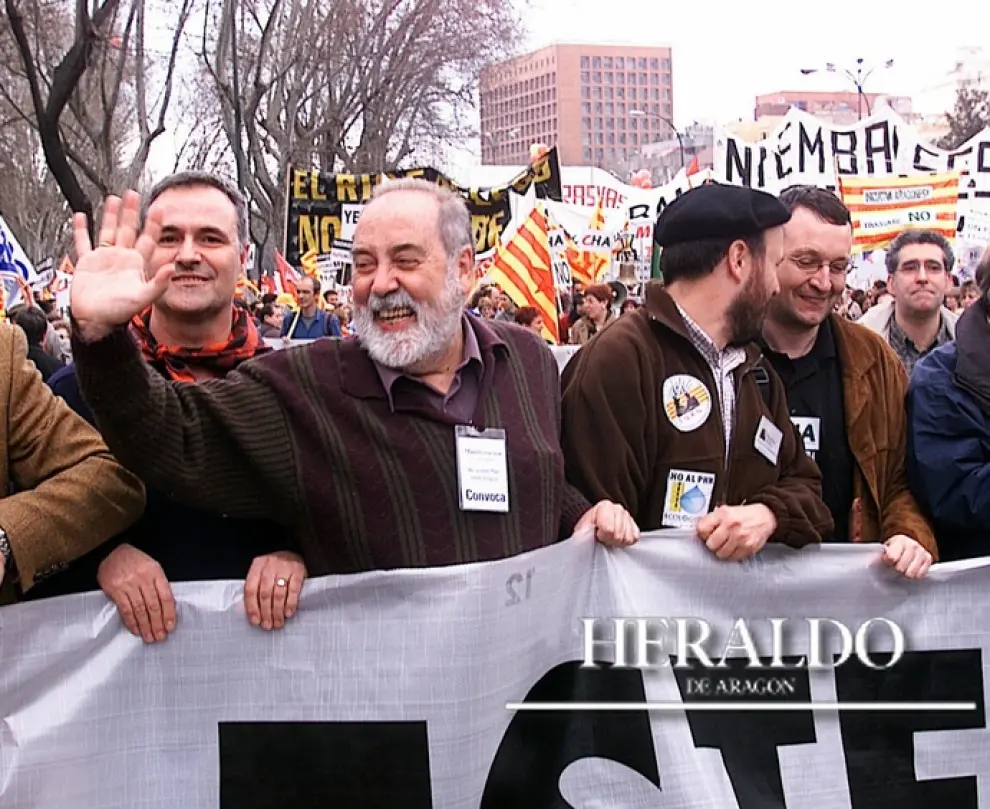 Manifestación en Madrid el 11 de marzo de 2001 convocada por los partidos y entidades aragonesas en contra del Plan Hidrológico Nacional y del trasvase del Ebro. En la imagen, Emilio Gastón encabezando la manifestación.