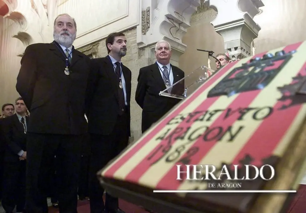 Ceremonia de entrega de las Medallas de Oro de las Cortes de Aragón, con motivo del Día de Aragón en 2002. En la imagen, Emilio Gastón, Antonio Embid y Juan Antonio Bolea junto alEstatuto de Aragón firmado el 10 de agosto de 1982.