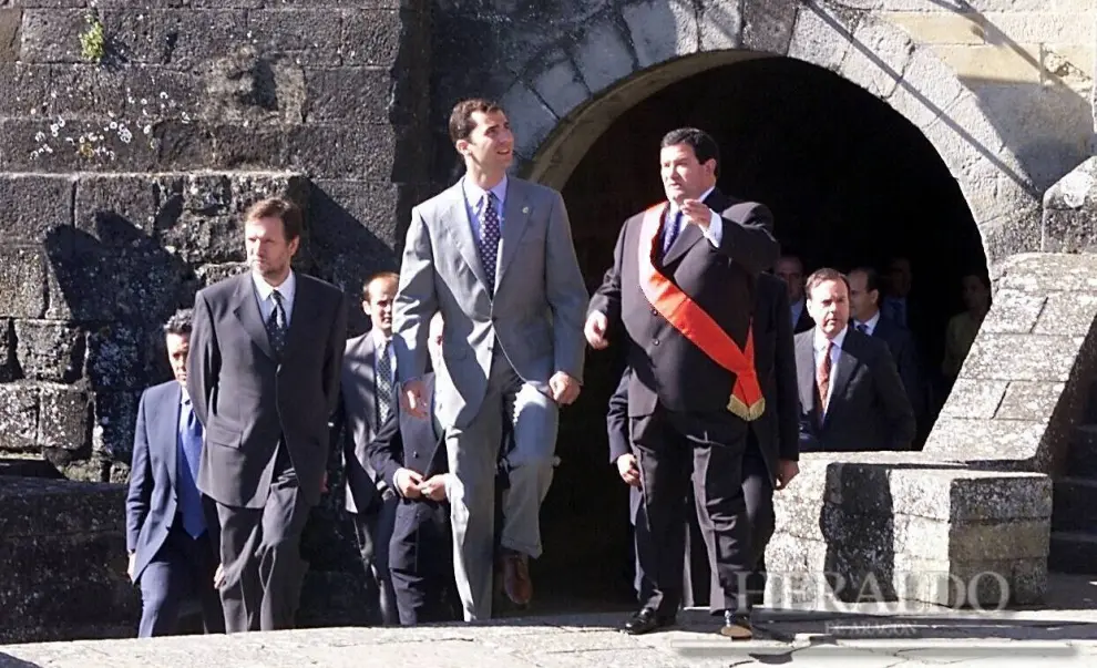 El príncipe Felipe con el entonces presidente de la DGA, Marcelino Iglesias, y el alcalde de Sos del Rey Católico, Vicente Manero, recorren las calles de la localidad en junio del año 2000