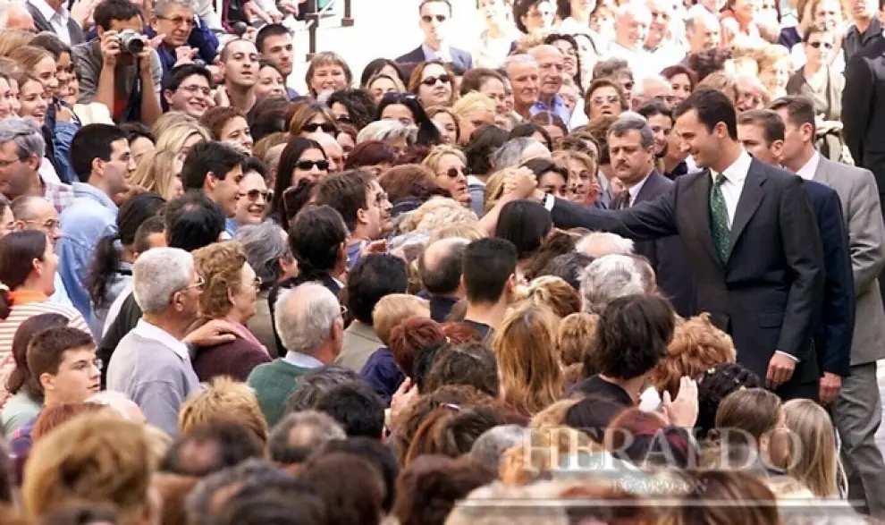 En la provincia de Teruel, el príncipe Felipe recorrió y saludó a los cientos de personas que se congregaron en Alcañiz el 6 de junio de 2000