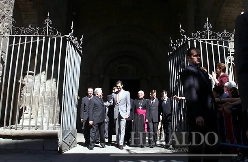 Felipe de Borbón saliendo de la catedral de Jaca tras su visita el 7 de junio del año 2000