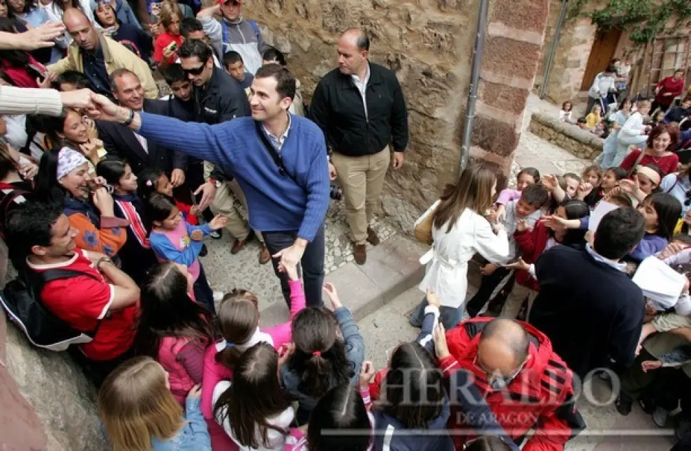 Aragón tuvo una fuerte presencia en el viaje de novios de los príncipes. En la foto, saludando al público congregado en Albarracín, el 24 de mayo de 2004