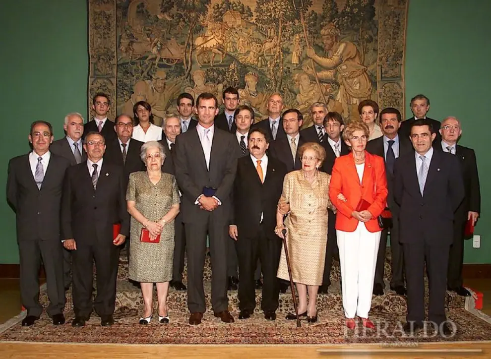El príncipe Felipe de Borbón en la foto de familia con los premiados en los galardones de la Cámara de Comercio de Zaragoza el 8 de julio de 2003