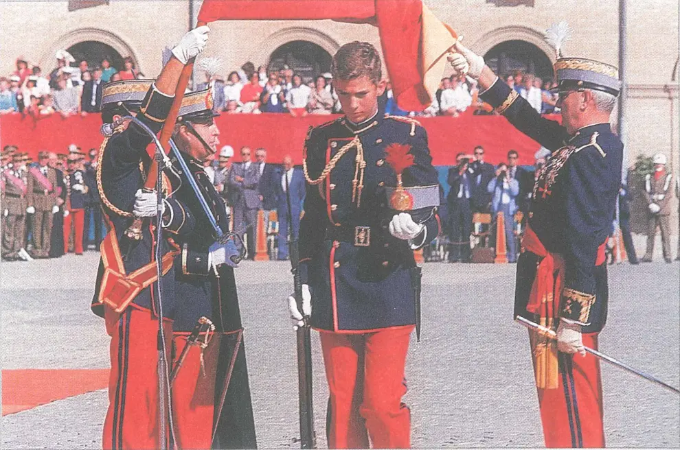 Ceremonia de la Jura de Bandera el 11 de octubre de 1985. Estrena el uniforme de época.